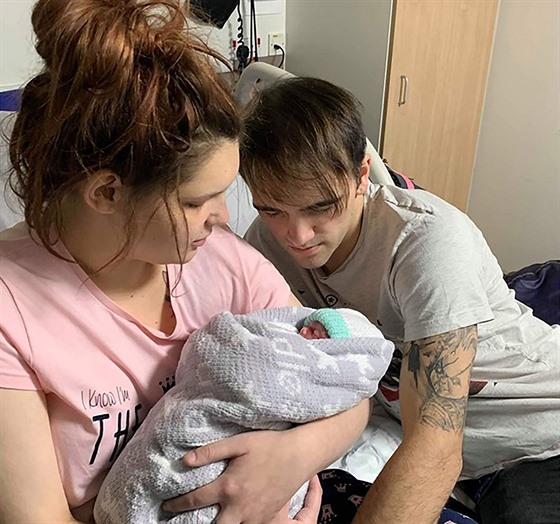 Chloe Hollandová se svým partnerem a synem, který se narodil pedasn v...