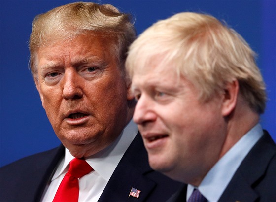 Americký prezident Donald Trump (vlevo) a britský premiér Boris Johnson na...