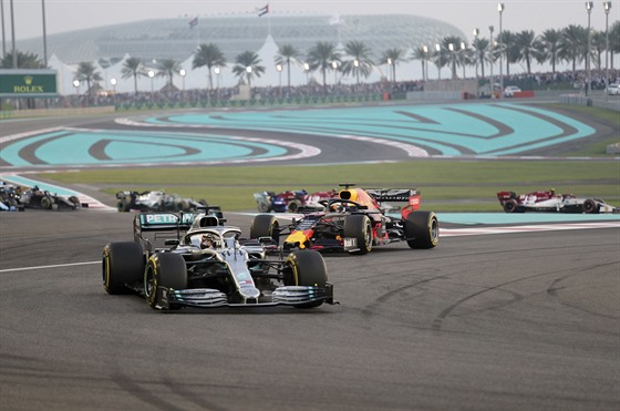 Lewis Hamilton z Mercedesu na trati bhem závodu v Abú Zabí.