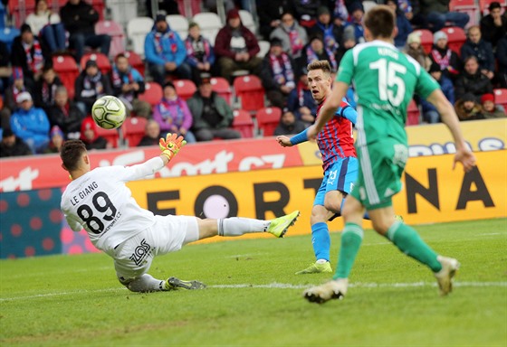 Luká Kalvach z Plzn (uprosted) stílí gól proti Bohemians.