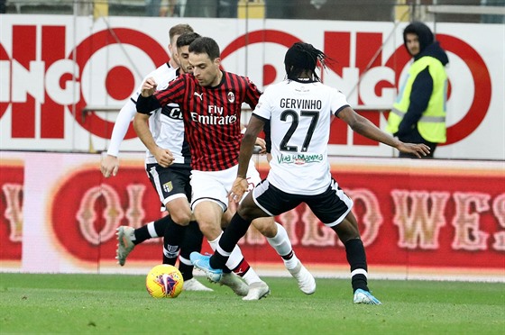 Giacomo Bonaventura z AC Milán (v pruhovaném) se snaží projít přes protihráče.