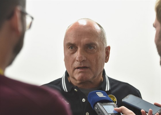 Nový trenér Litvínova Vladimír Kýhos odpovídá novinářům na otázky.