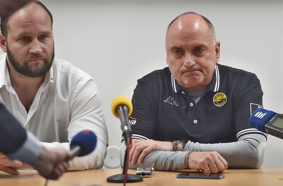Nový trenér Litvínova Vladimír Kýhos (vpravo) odpovídá novinářům na otázky.