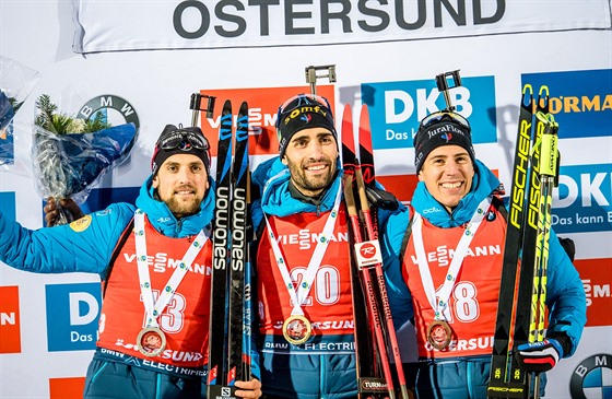 Francouzské trio na stupních vítz. Uprosted první Martin Fourcade, vlevo...