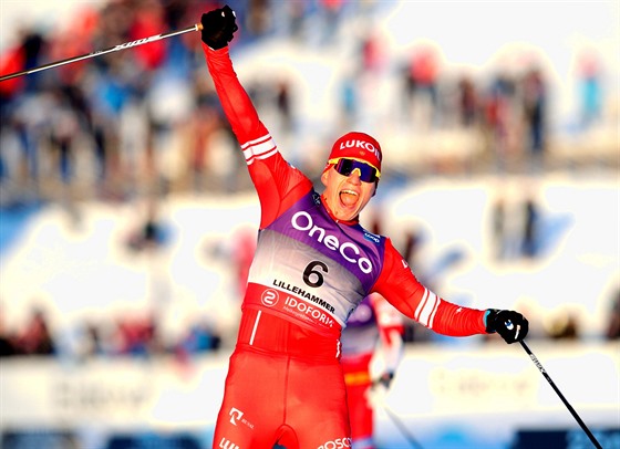 Rus Alexandr Bolunov slaví vítzství ve skiatlonu v Lillehammeru.