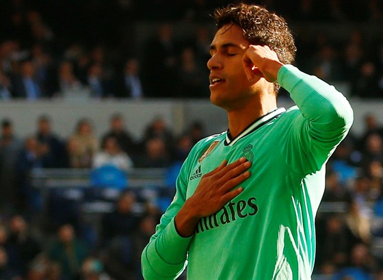 Raphaël Varane z Realu Madrid oslavuje svou trefu do sítě Espaňolu.