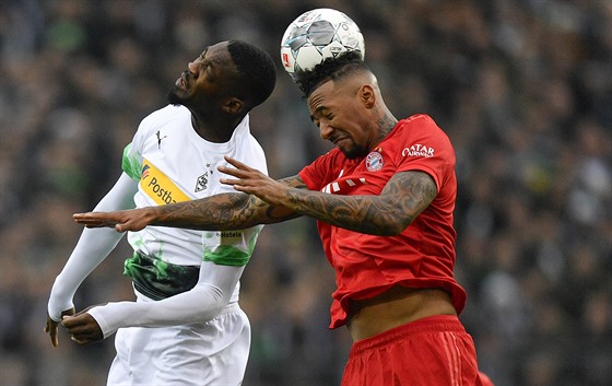 Jerome Boateng z Bayernu Mnichov (vpravo) a Marcus Thuram z Mönchengladbachu...