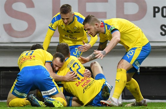 Tepličtí fotbalisté oslavují gól v zápase se Zlínem.