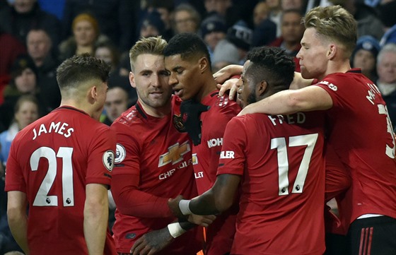 Fotbalisté Manchesteru United se radují z branky v městském derby se City.