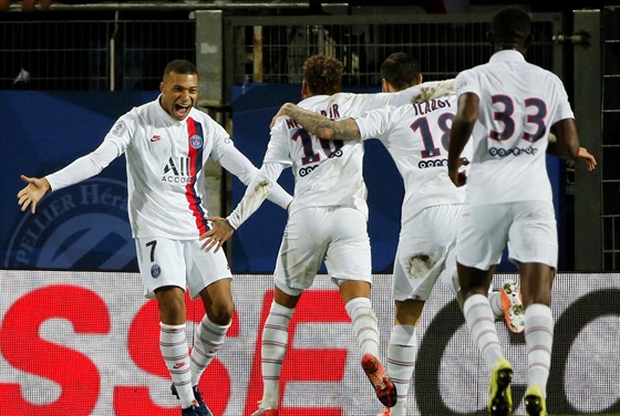 Fotbalisté PSG se radují z gólu v utkání s Montpellier.