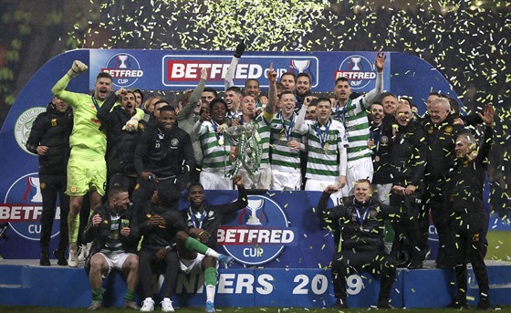 Hrái Celticu Glasgow se radují z vítzství ve skotském Ligovém poháru, ve...