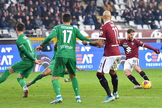 Cristian Ansaldi z FC Turín (vpravo) pálí na bránu bhem zápasu proti...