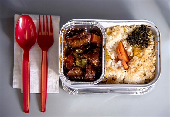 Jídlo podávané v letadle spolenosti AirAsia (únor 2019)
