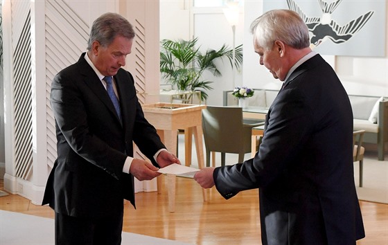 Finský prezident Sauli Niinistö (vlevo) pijímá rezignaci finského premiéra...