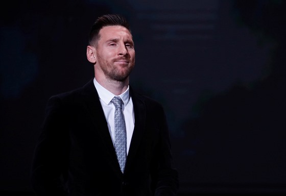 Lionel Messi na slavnostním ceremoniálu v Paíi, pi kterém pevzal poesté v...