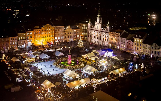 Námstí Pemysla Otakara II. bývá bhem Vánoc plné stánk.