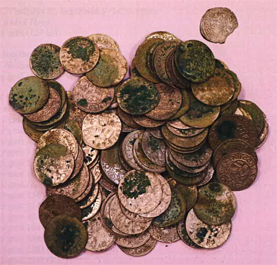Nalezený poklad z Plchůvek u Chocně má kulturně-historickou hodnotu 892 tisíc...