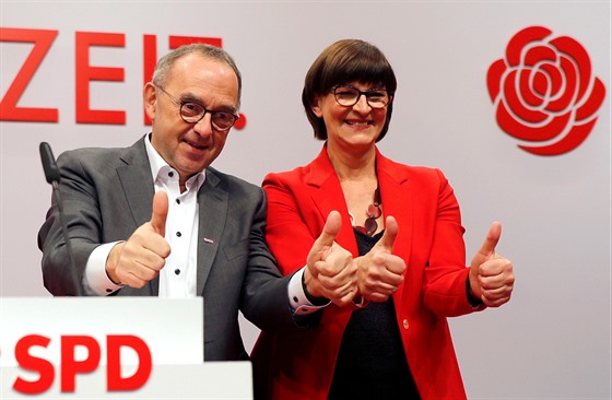 Novými pedsedy nmecké sociální demokracie (SPD) se na sjezdu v Berlín stali...