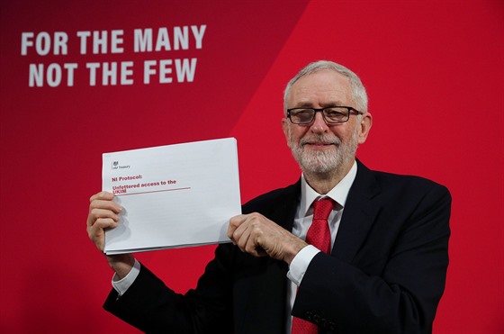 Vdce britských opoziních labourist Jeremy Corbyn na tiskové konferenci v...