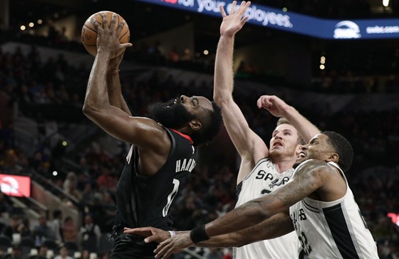 James Harden z Houstonu zakonuje v utkání proti San Antoniu.