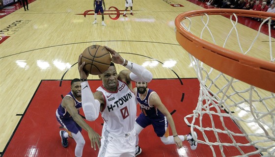 Russell Westbrook z Houstonu zakonuje v utkání proti Phoenixu.