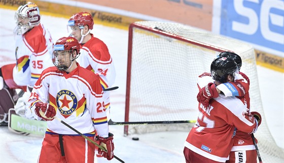 Střelec vítězného gólu Olomouce Petr Kolouch v objetí spoluhráče Rostislava Olesze, v pozadí smutní sparťané.