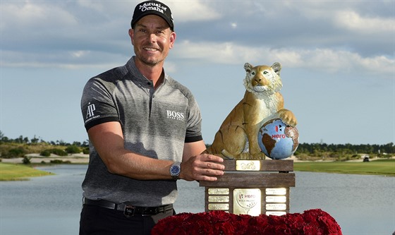 védský golfista Henrik Stenson s trofejí pro vítze turnaje v Albany na...