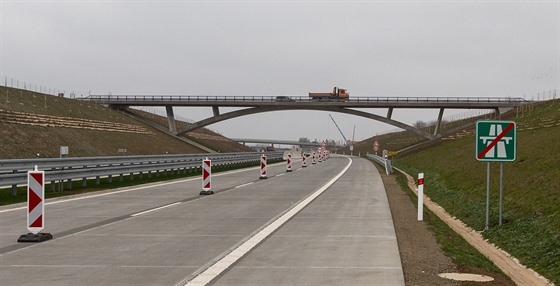 Dálnice D1 nyní koní u perovské tvrti Pedmostí, poslední chybjící úsek k íkovicím chce SD zaít stavt na zaátku druhé poloviny letoního roku.