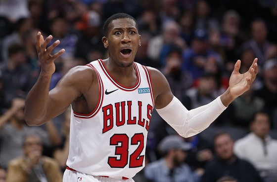 Kris Dunn z Chicaga se diví smrem k rozhodím.