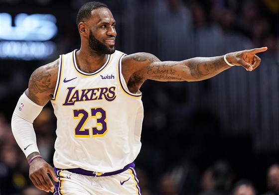 LeBron James z LA Lakers děkuje za přihrávku v zápase s Denverem.
