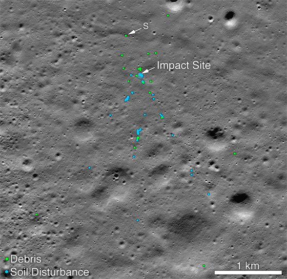 Snímek povrchu Měsíce s označenými stopami po pádu sondy indické sondy Vikram....