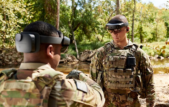 Ve výbavě amerických vojáků se objeví brýle HoloLens od Microsoftu.