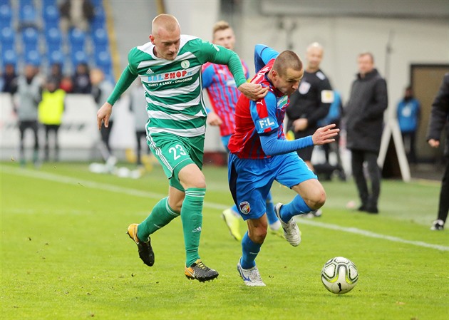 Hloušek v průšvihu: zmrazená smlouva a vymahači u stadionu. Dluží i spoluhráčům