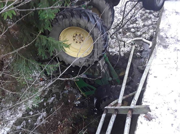 V obci Jimramov na ársku dolo k dopravní nehod, bhem které traktor skonil...