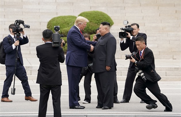 Proč se Trump tak lísá ke Kimovi? Touží po schůzce, slibuje si od ní úspěch