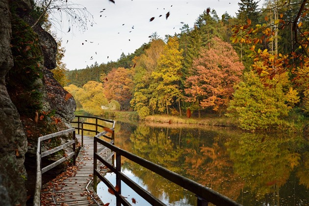 Turisté projdou malebné údolí eky Lunice. Narazí i na skalní stny a tunely....