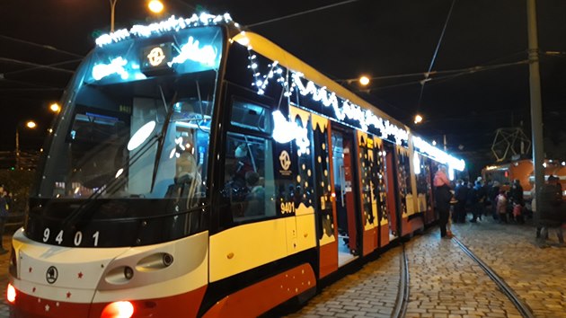 Dopravní podnik hlavního msta Prahy rozsvítil ve Vozovn Steovice svoji vánoní flotilu. Jednalo se o tramvaj typu Mazaka, tramvaj 15T a Retrobus Irisbus Iveco. Po slavnostním ceremoniálu se lidé tramvají 15T a Retrobusem ve vánoní úprav  mohli svéz