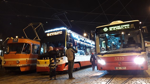 Dopravní podnik hlavního msta Prahy rozsvítil ve Vozovn Steovice svoji vánoní flotilu. Jednalo se o tramvaj typu Mazaka, tramvaj 15T a Retrobus Irisbus Iveco. Po slavnostním ceremoniálu se lidé tramvají 15T a Retrobusem ve vánoní úprav  mohli svéz