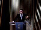 Lionel Messi hovoří krátce poté, co pošesté převzal Zlatý míč pro nejlepšího...