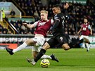 Gabriel Jesus z Manchesteru City (vpravo) a Ben Mee z Burnley.