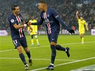 Kylian Mbappe (vpravo) a Angel Di Maria z Paris St. Germain oslavují gól proti...