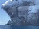 Ostrvek White Island po výbuchu sopky zahalil mrak popela. (9. prosince 2019)