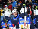 Norský biatlonista Johannes Bö se raduje s týmovými paráky z vítzství ve...