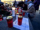 Lidé v Augsburgu zapalovali svíky na památku zavradného hasie. (8. prosince...