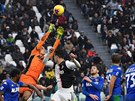 Brankář Sassuola Stefano Turati (v oranžovém) se natahuje po míči v utkání...