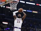 LeBron James z Los Angeles Lakers zakonuje v utkání proti Dallasu.