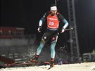 Martin Fourcade z Francie na trati vytrvalostního závodu ve védském Östersundu.