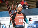 Francouz Martin Fourcade se raduje v cíli vytrvalostního závodu v Östersundu.