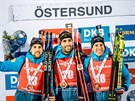 Francouzské trio na stupních vítz. Uprosted první Martin Fourcade, vlevo...