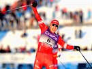 Rus Alexandr Bolunov slaví vítzství ve skiatlonu v Lillehammeru.